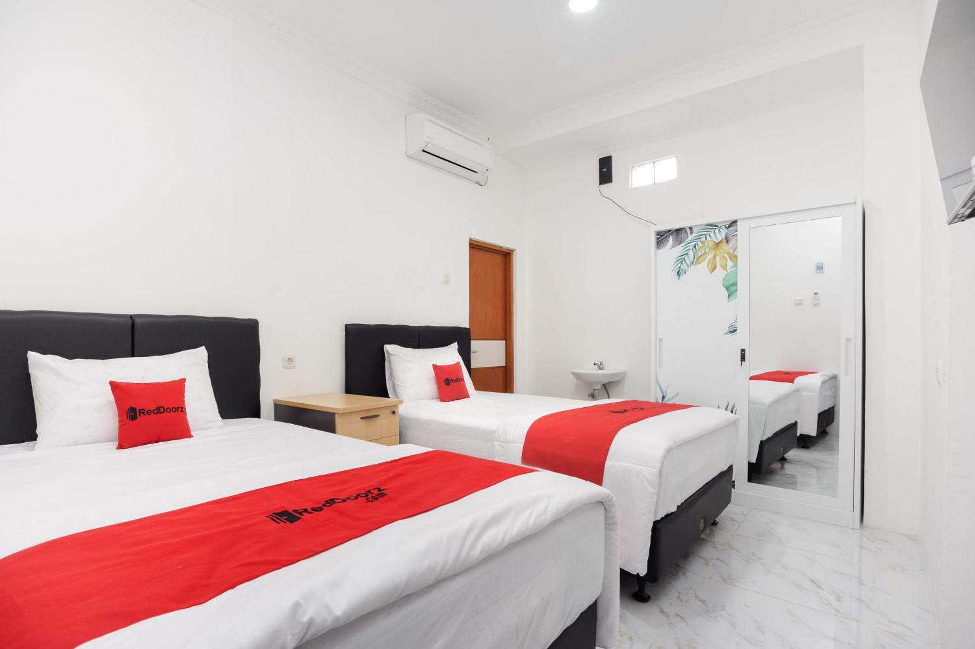 Reddoorz Syariah @ Sakura Hotel Jatiwaringin Bekasi Exterior photo