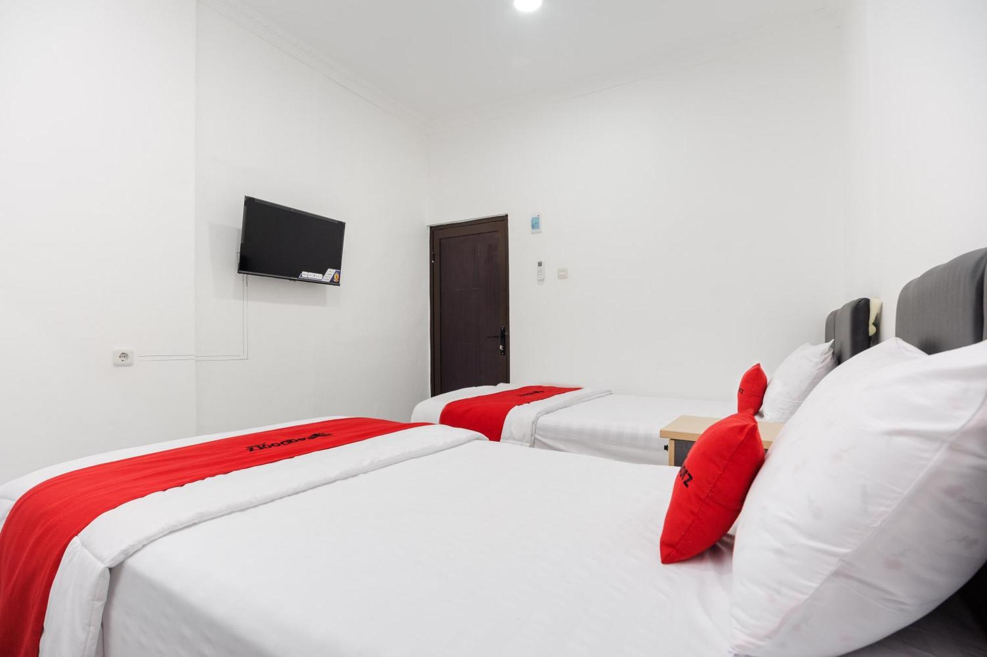 Reddoorz Syariah @ Sakura Hotel Jatiwaringin Bekasi Exterior photo