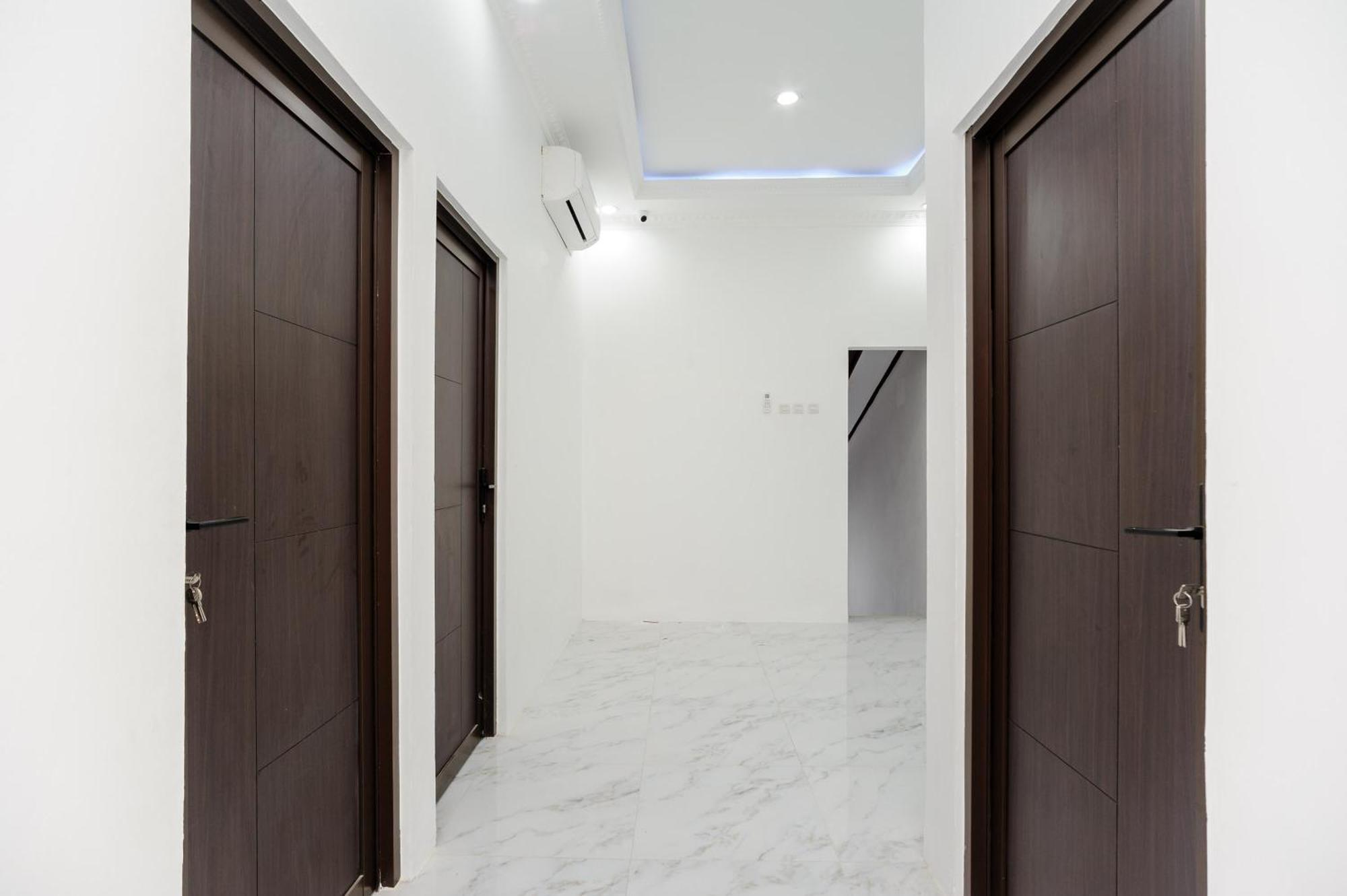 Reddoorz Syariah @ Sakura Hotel Jatiwaringin Bekasi Exterior photo