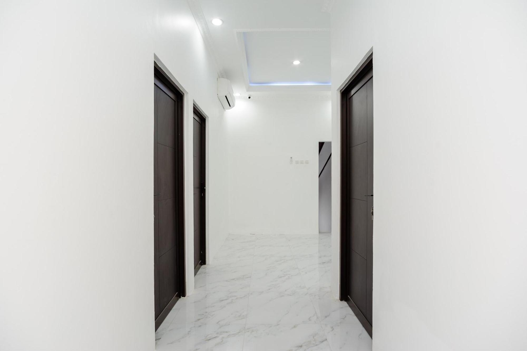 Reddoorz Syariah @ Sakura Hotel Jatiwaringin Bekasi Exterior photo