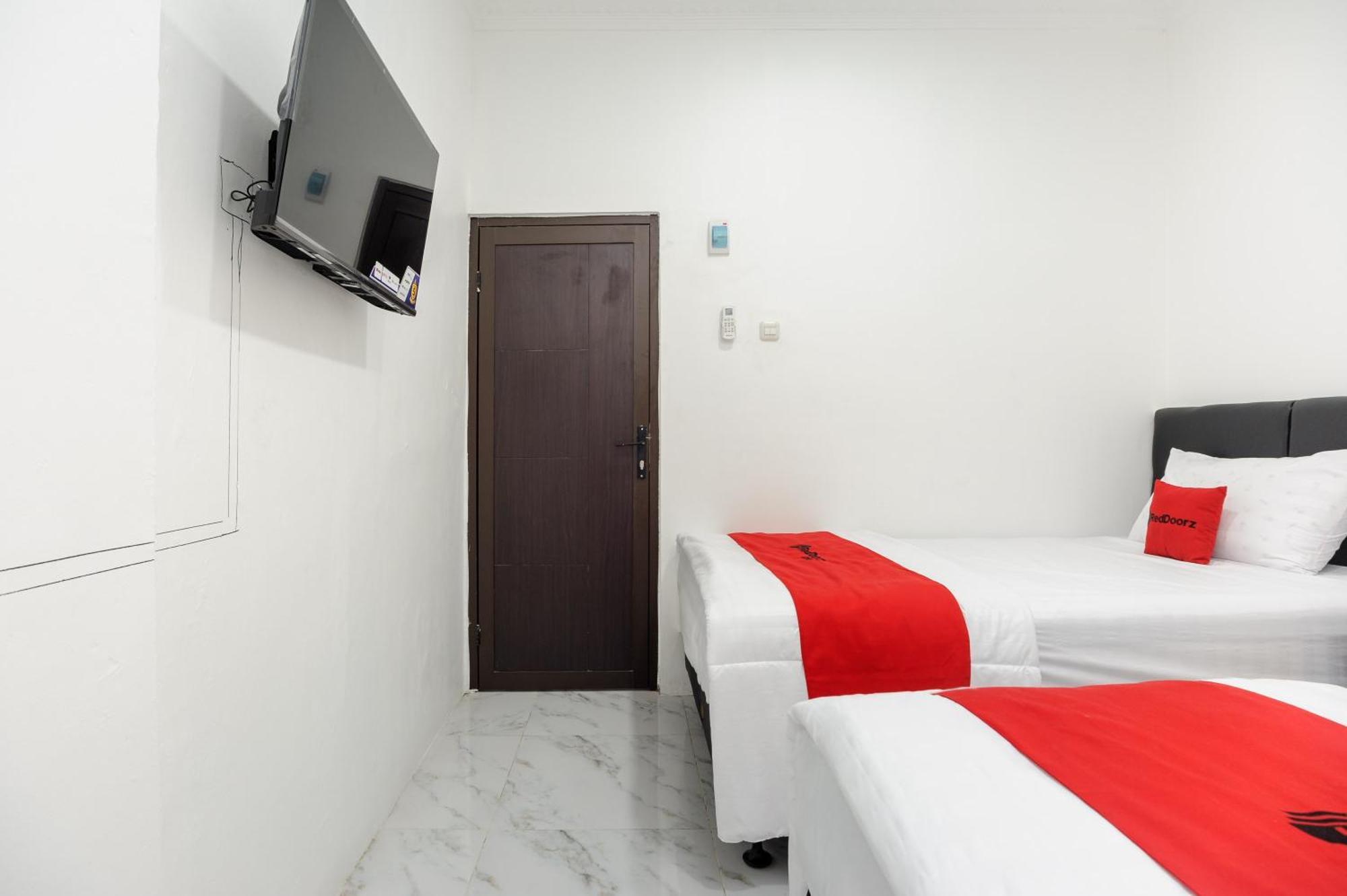 Reddoorz Syariah @ Sakura Hotel Jatiwaringin Bekasi Exterior photo