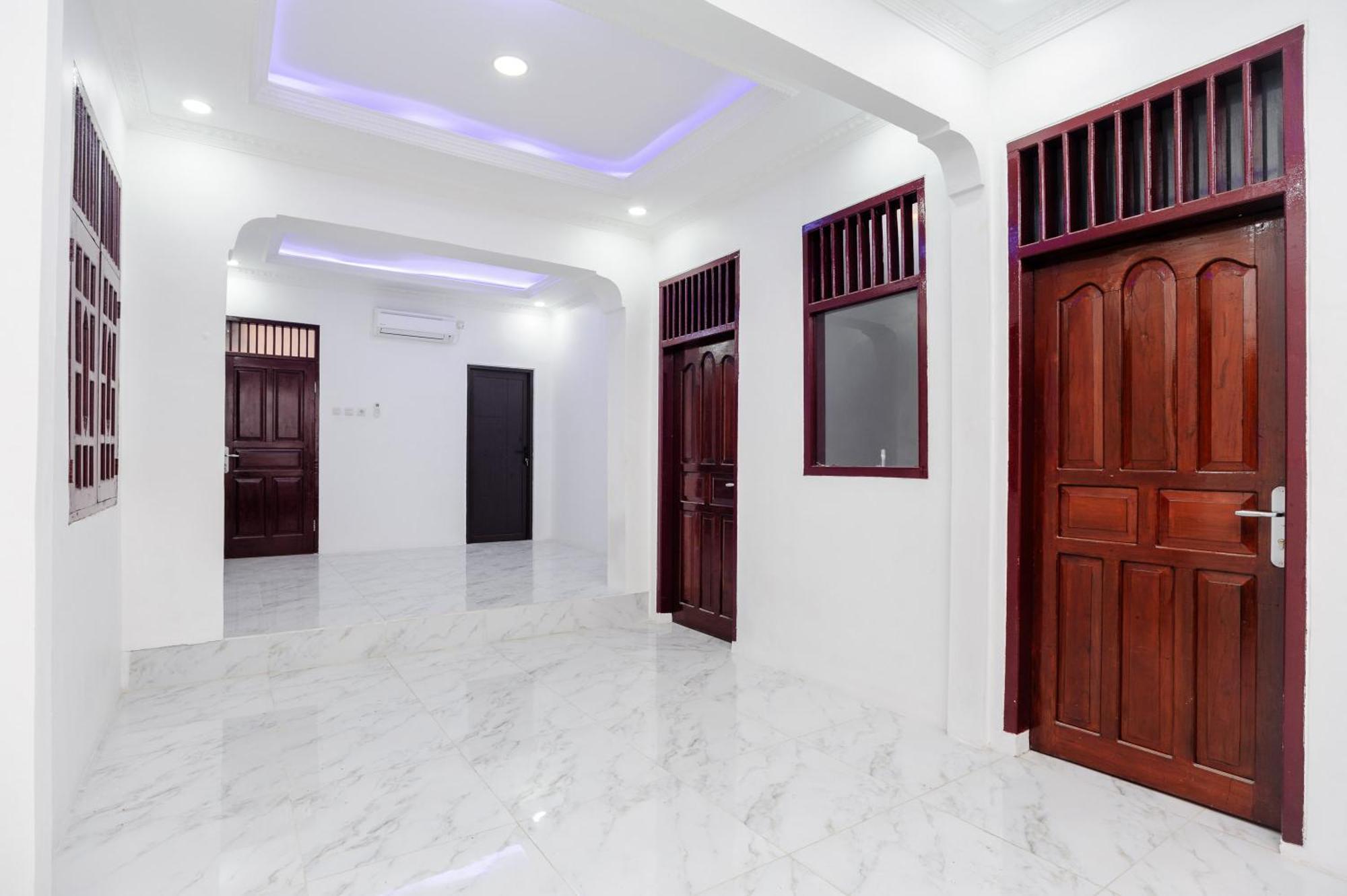 Reddoorz Syariah @ Sakura Hotel Jatiwaringin Bekasi Exterior photo